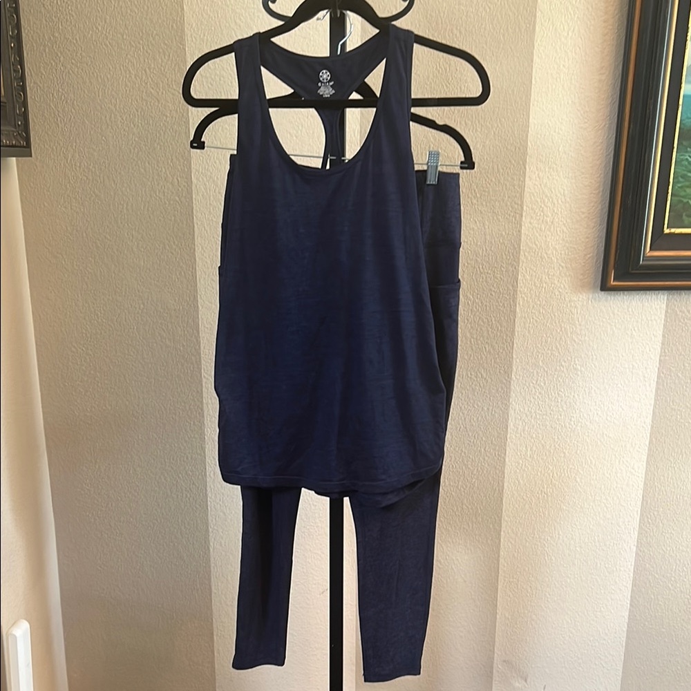 GAIAM Deep Blue Activewear Top and leggings. Top Large, leggings Medium.